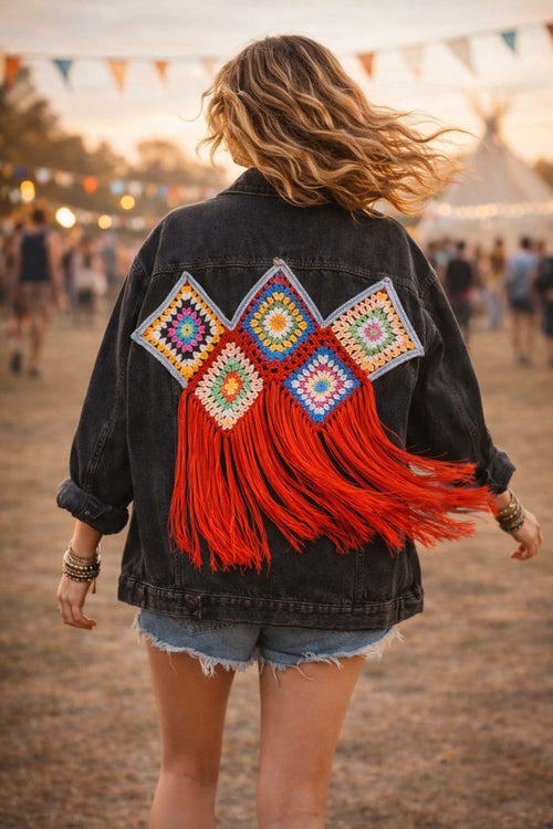 Oversized boho denim jasje met crochet patchwork en franjes gedragen door model op festival