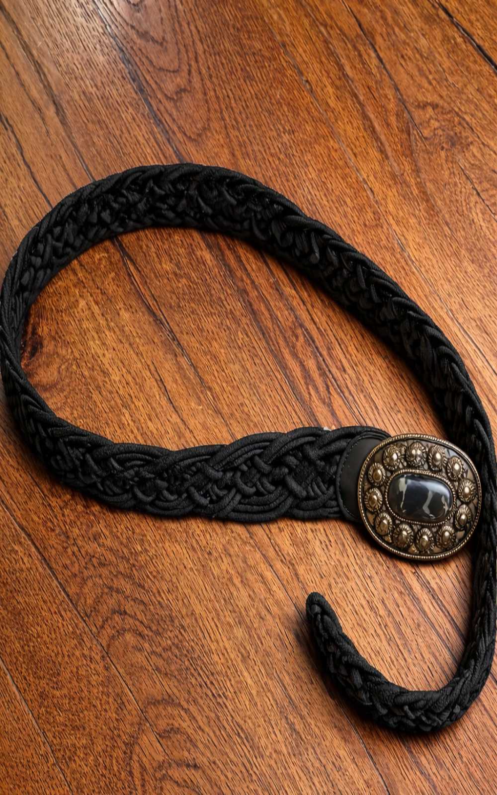 Boho gevlochten riem zwart met ovale zwarte natuursteen gesp – verstelbaar en one size – Old New Atelier