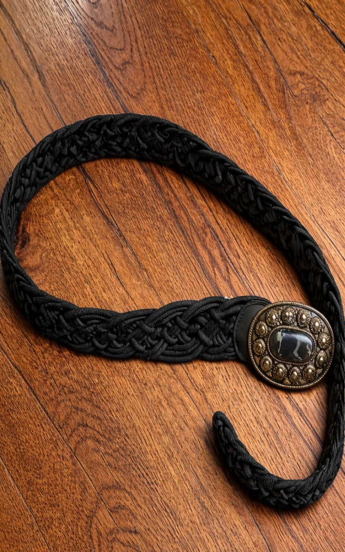 Boho gevlochten riem zwart met ovale zwarte natuursteen gesp – verstelbaar en one size – Old New Atelier