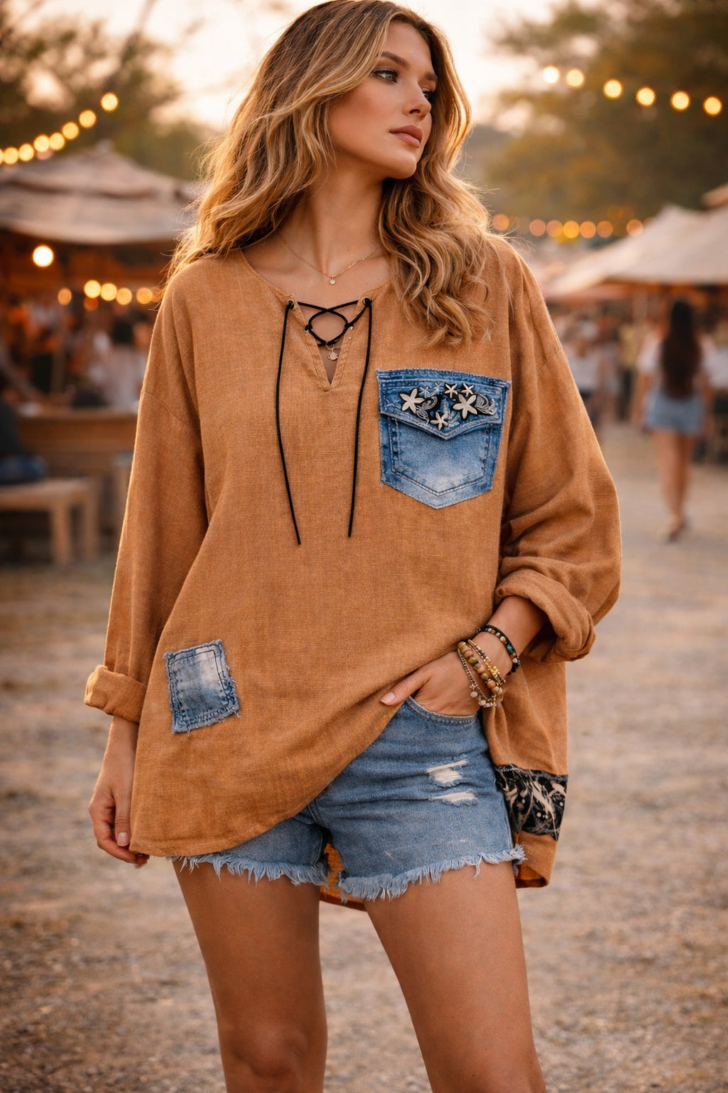 Detail van upcycled denim en artwork op handmade boho hesje