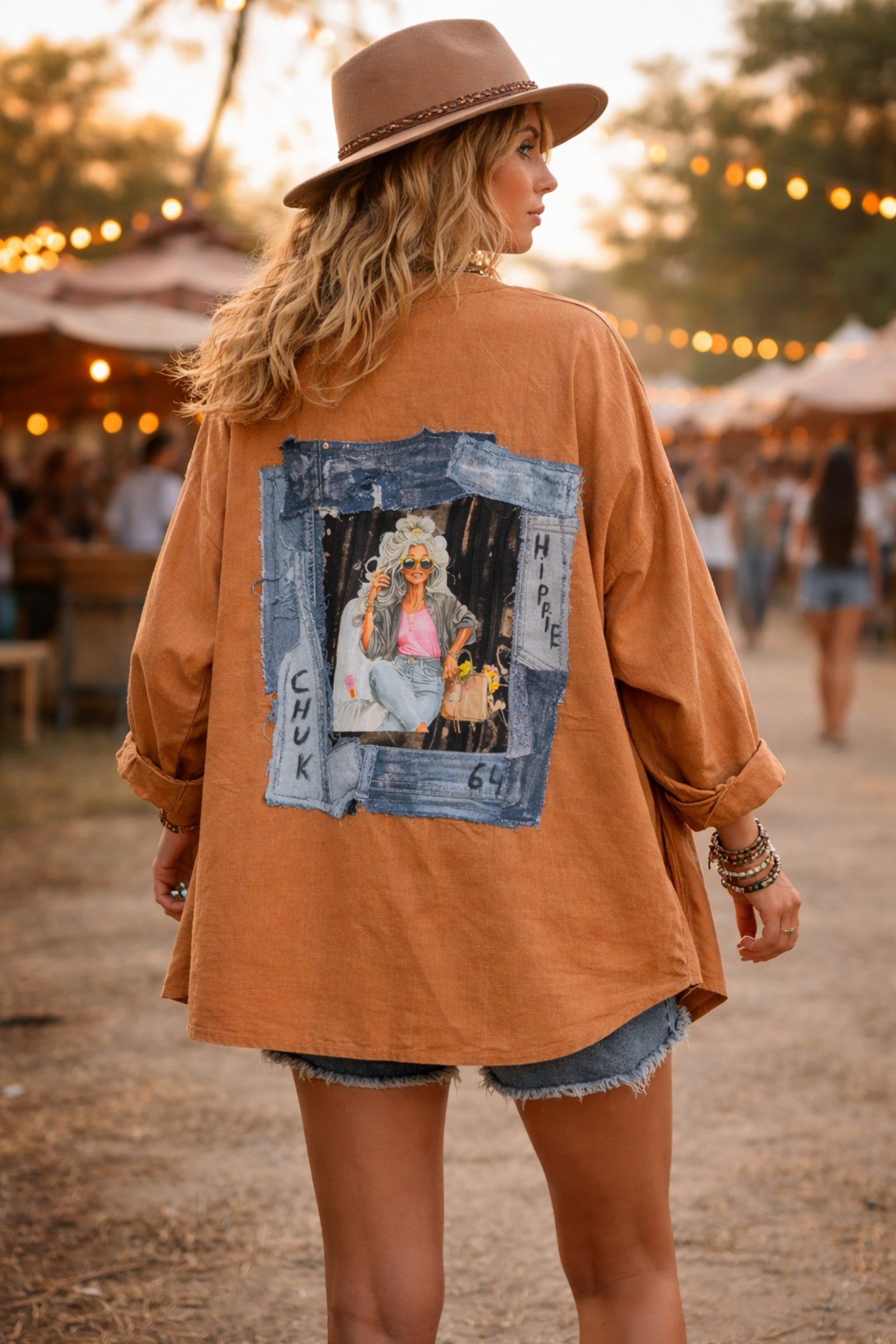 Upcycled boho hesje met groot artwork op de achterkant oversized handmade kleding