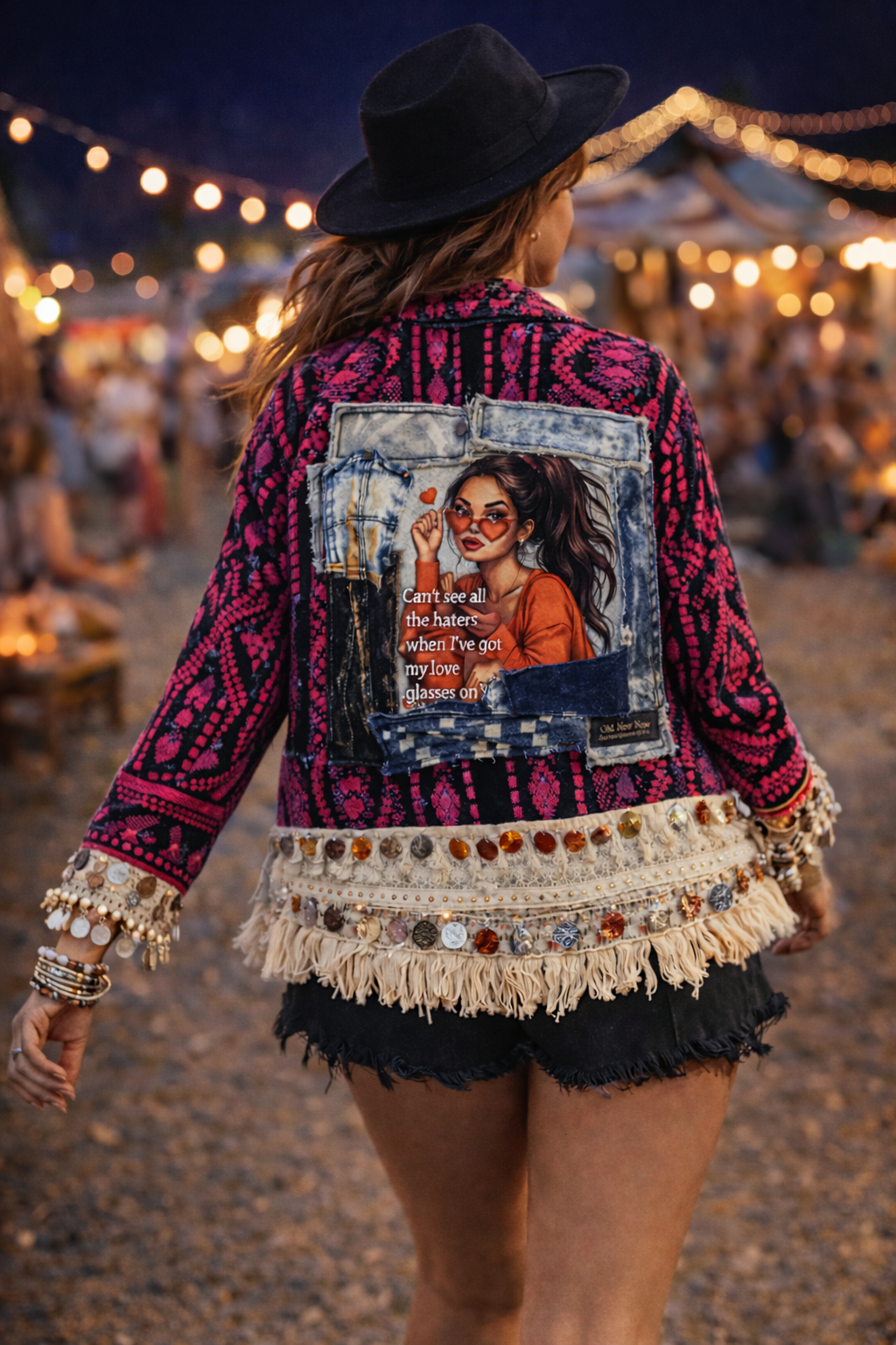 Upcycled boho jacket met denim artwork en franjes gedragen tijdens festival