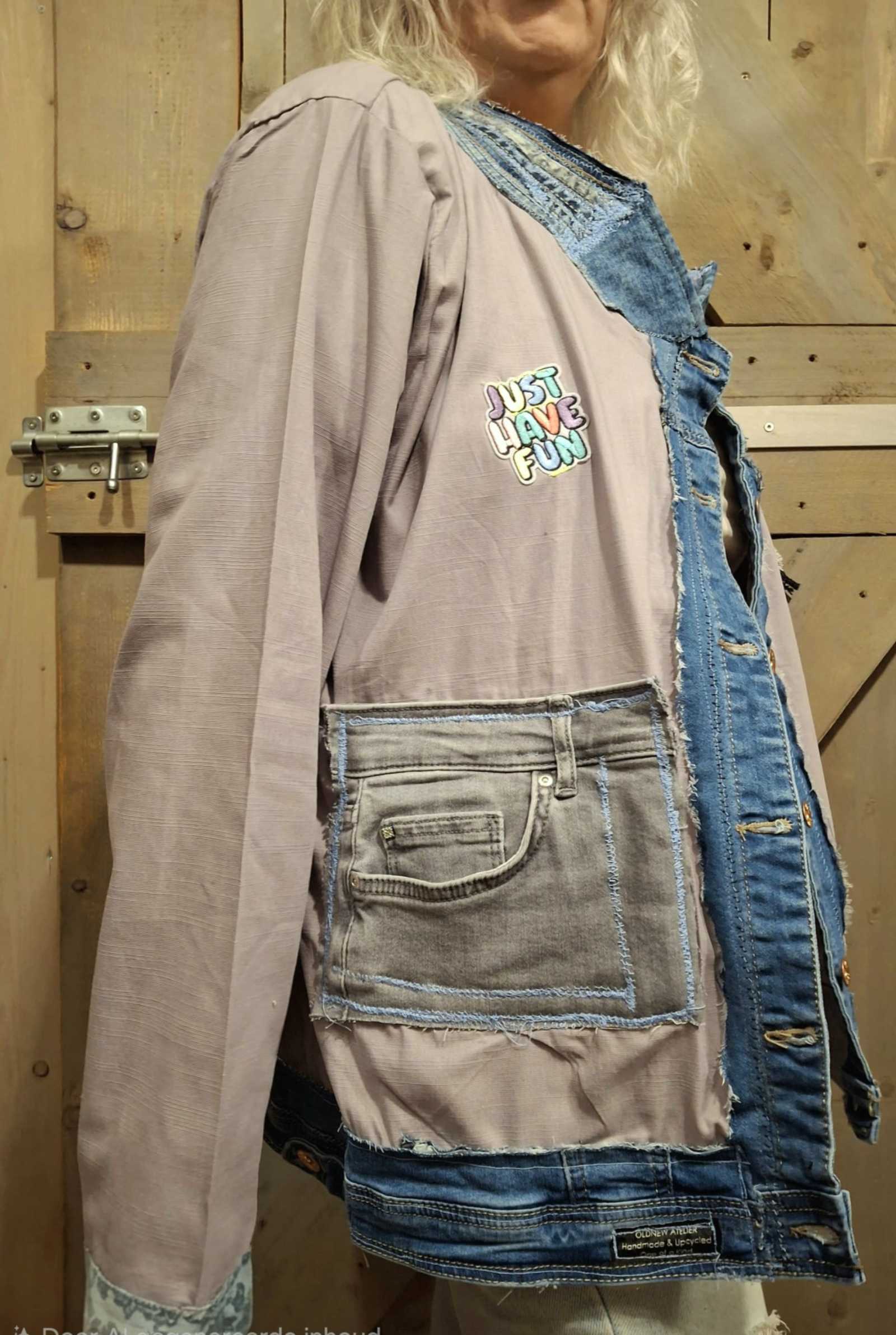 Voorkant oversized boho jasje met denim sluiting en patchwork details