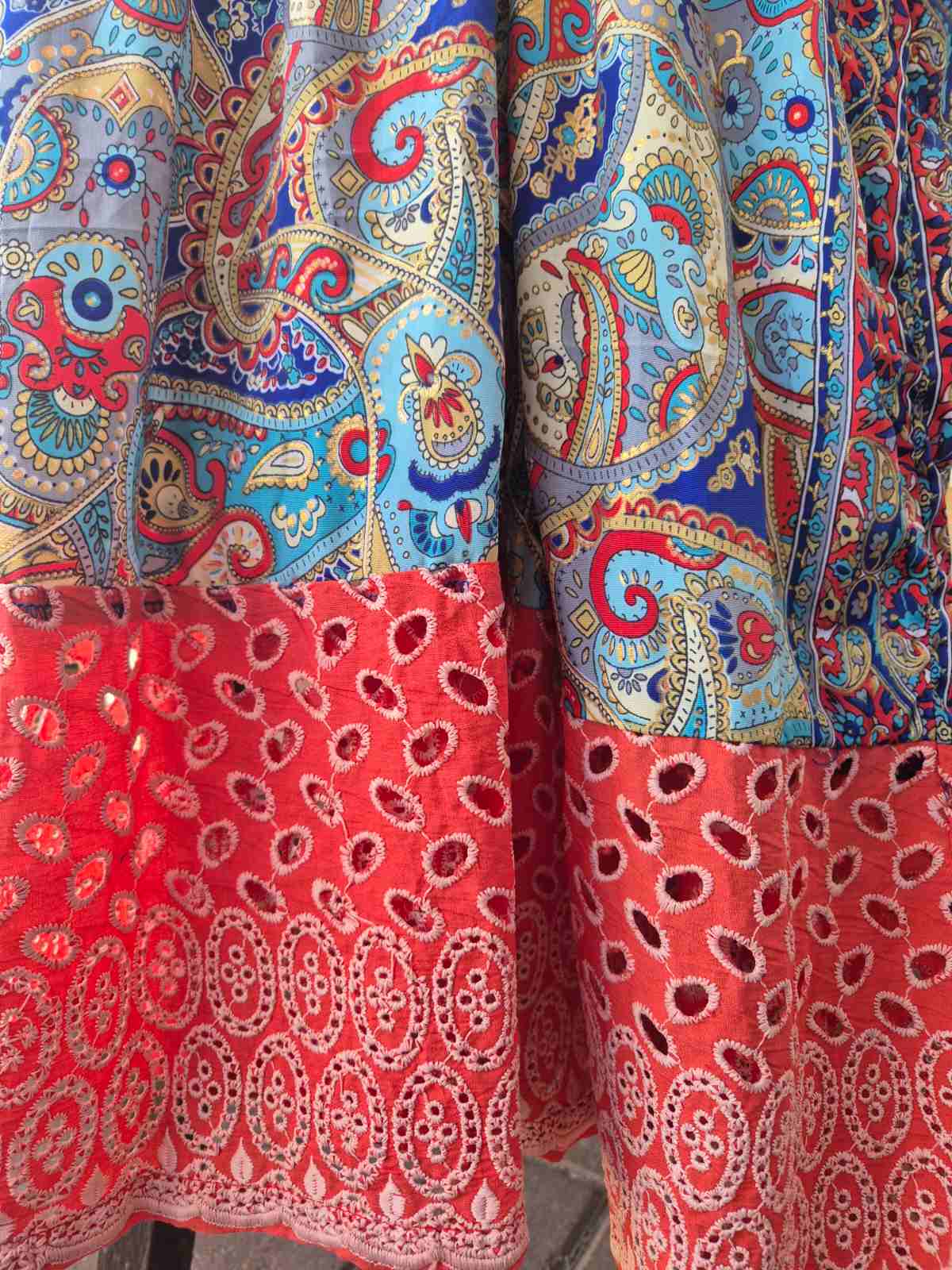 Detail van kant op boho maxi jurk met paisley print en Ibiza stijl luchtige stof