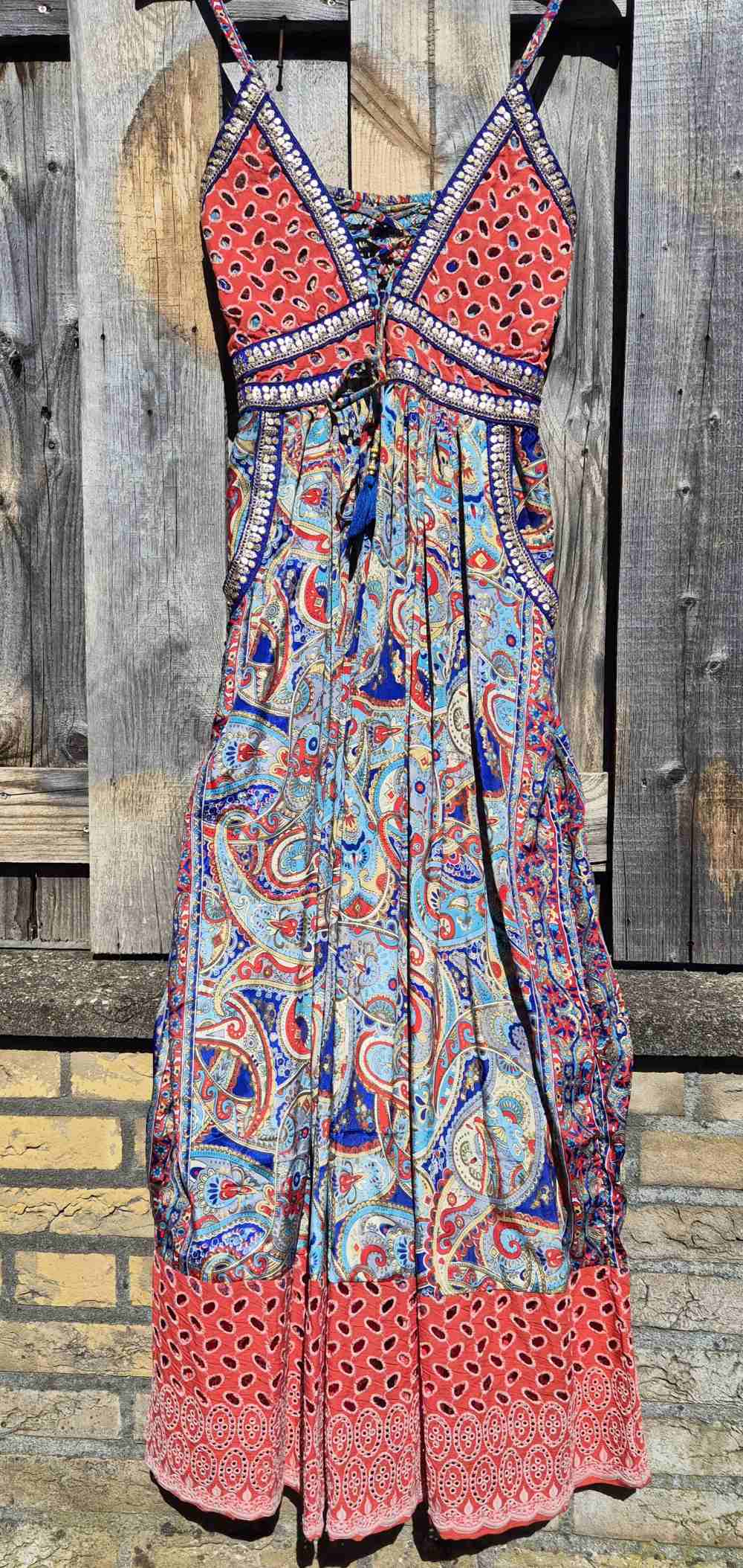 Boho maxi jurk paisley print blauw rood met kant en verstelbare bandjes Ibiza stijl
