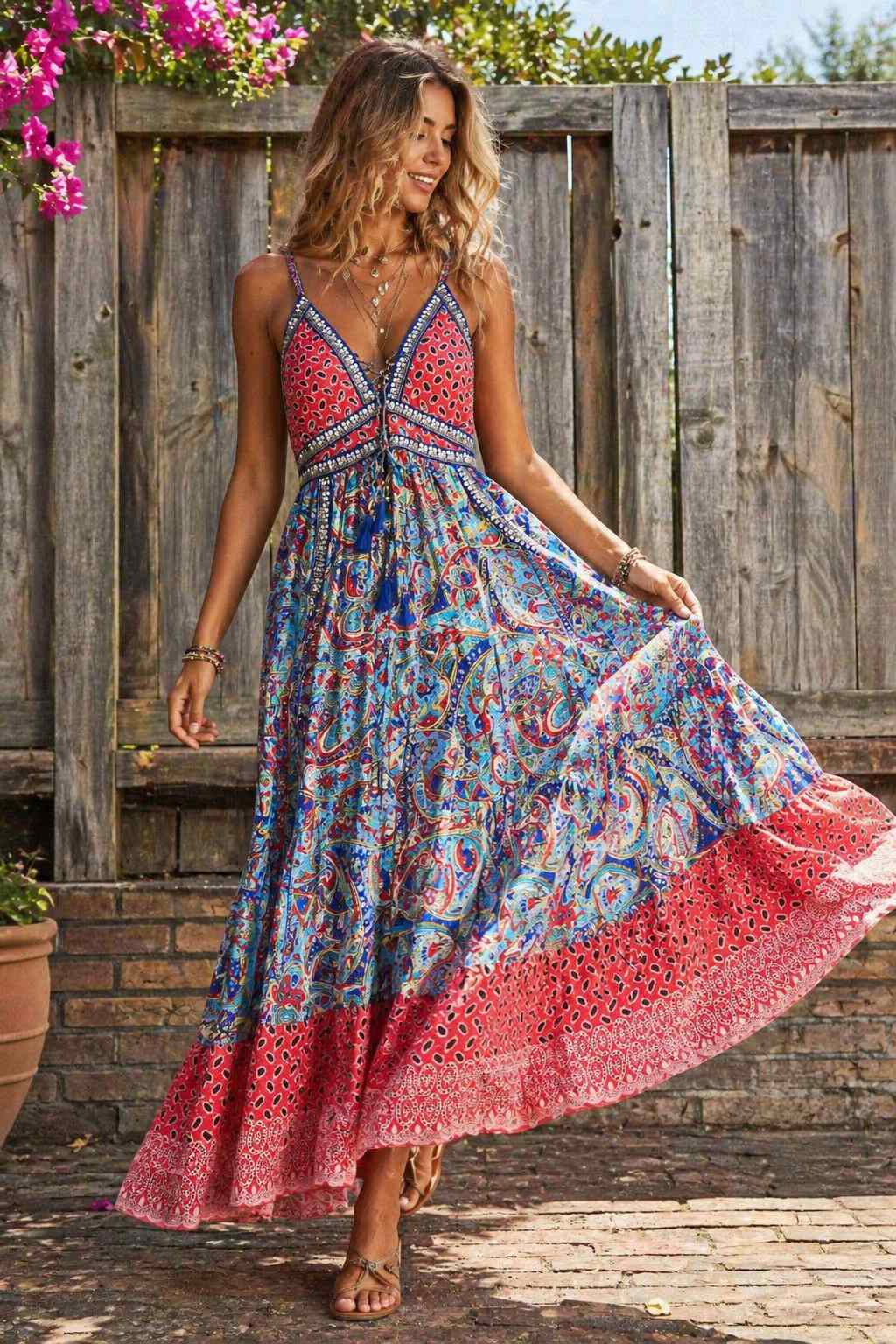 Boho maxi jurk rood blauw paisley print gedragen door model – luchtige zomer jurk Old New Atelier