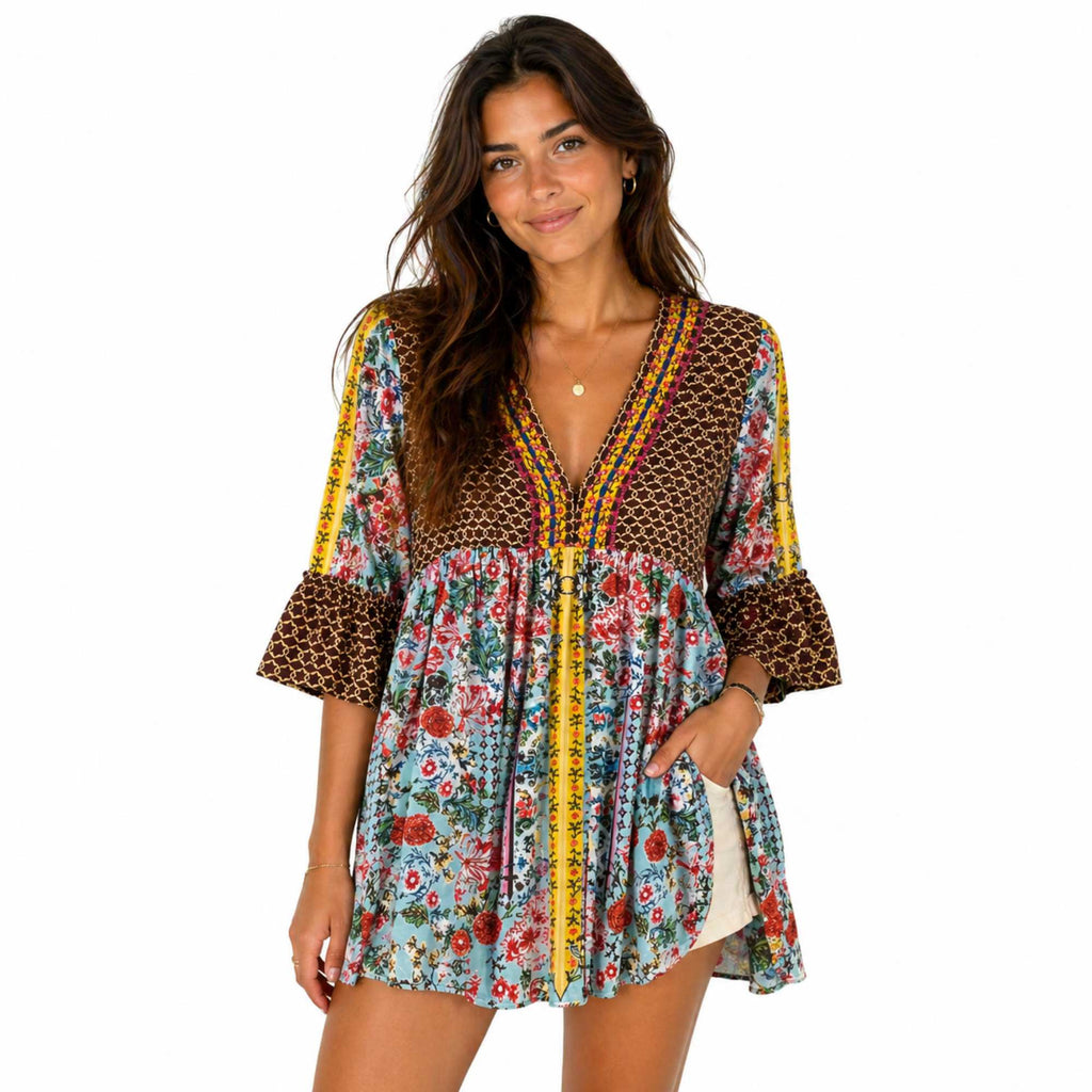 Boho tuniek dames met kleurrijke patchwork print gedragen door model tegen witte achtergrond