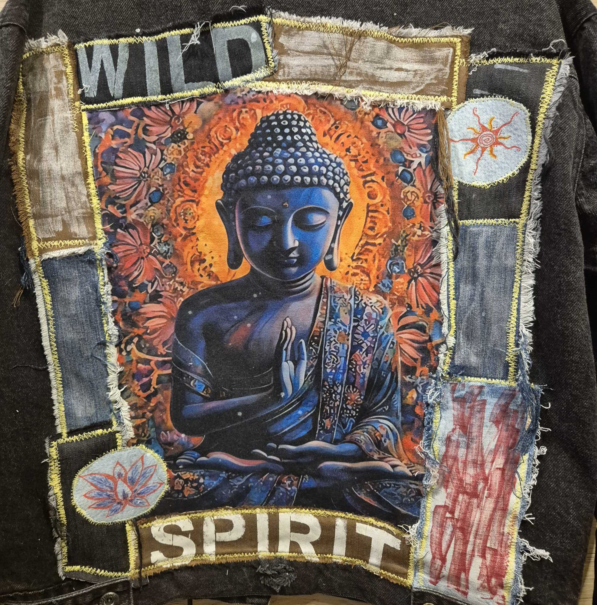 Detail van geel stiksel en patchwork denim