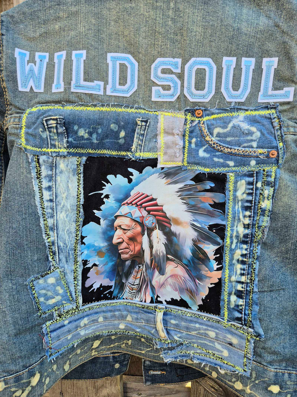 Detail patchwork achterkant upcycled denim jacket