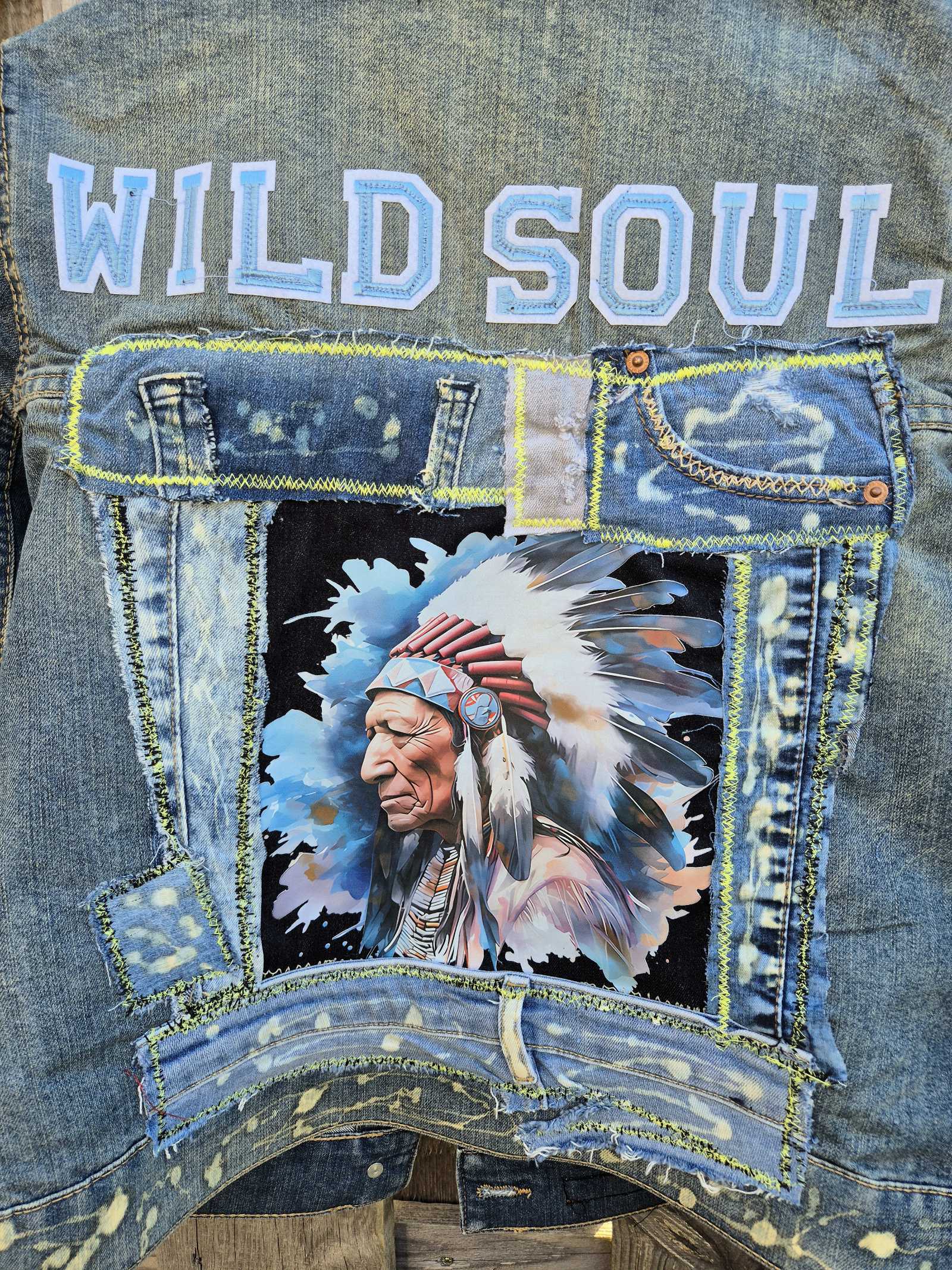 Detail patchwork achterkant upcycled denim jacket