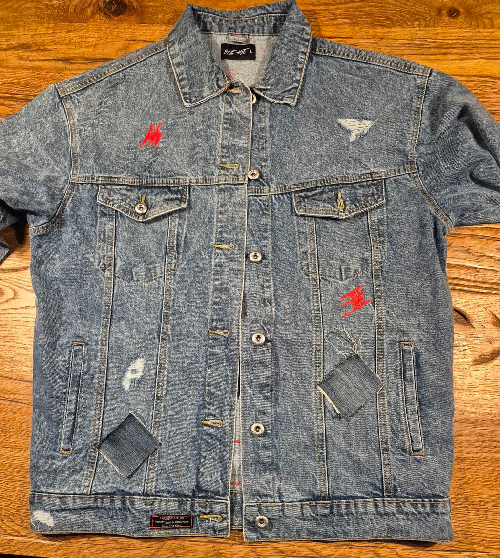 upcycled denim jacket voorkant detail handgemaakt patches