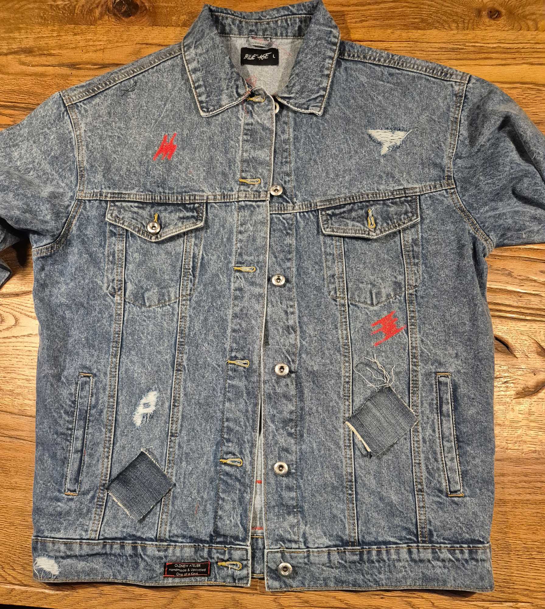 upcycled denim jacket voorkant detail handgemaakt patches