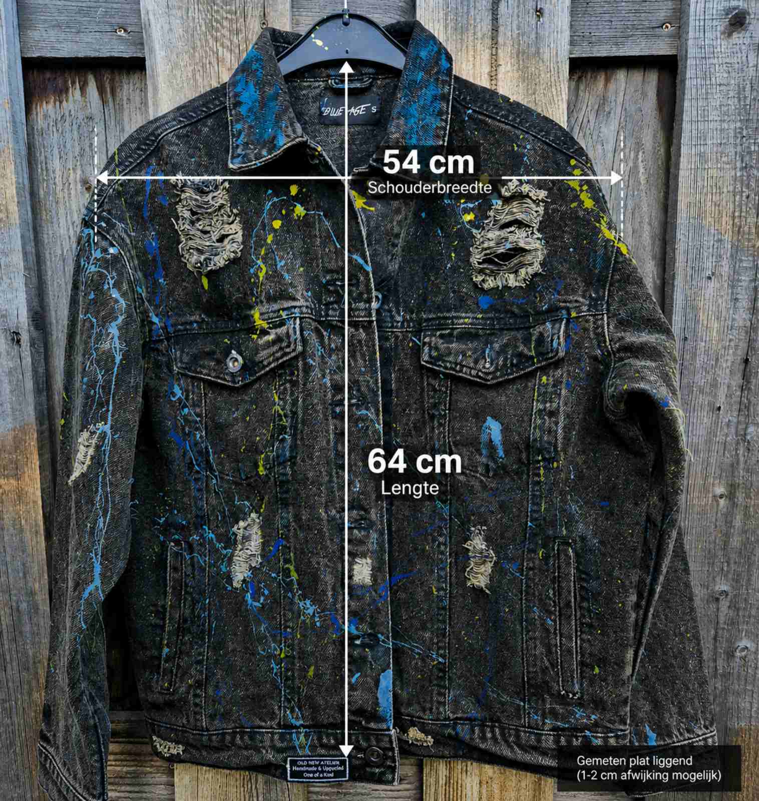Maat indicatie upcycled denim jasje schouderbreedte 54 cm lengte 64 cm oversized fit