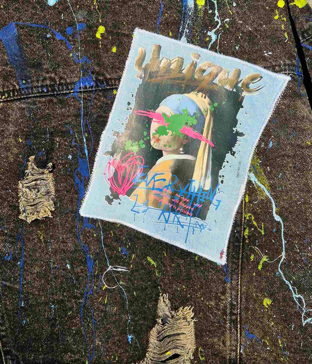 Detail unieke patch upcycled denim jasje handgemaakt kunstzinnig boho design