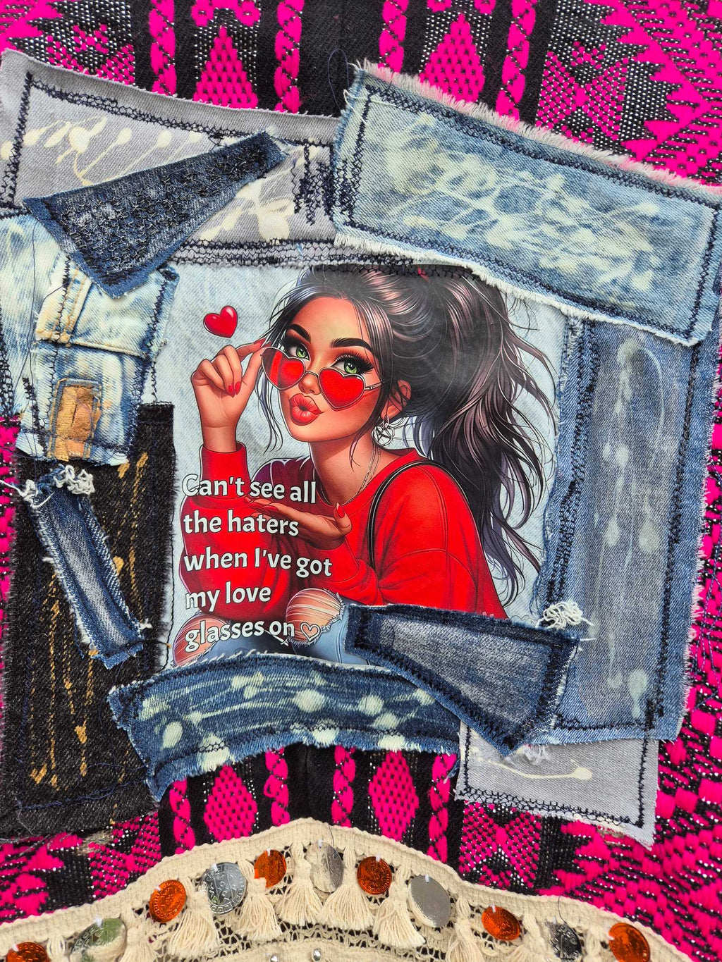 Detail van denim patchwork en franjes met muntjes op boho jasje