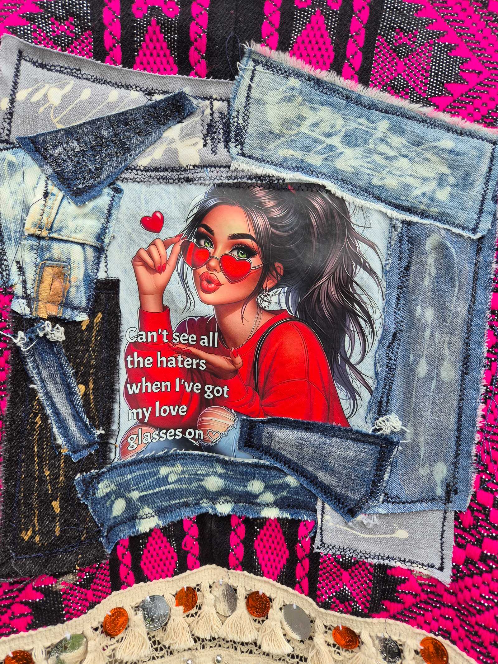 Detail van denim patchwork en franjes met muntjes op boho jasje