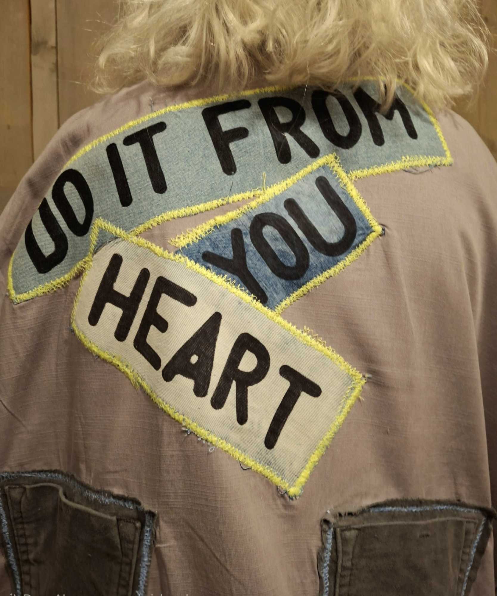 Detail van handgemaakte tekst do it from your heart op jasje