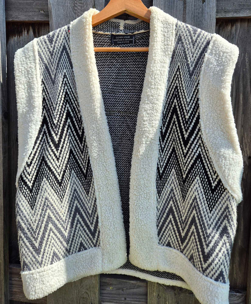 Boho gilet op hanger voorkant handgemaakt atelier
