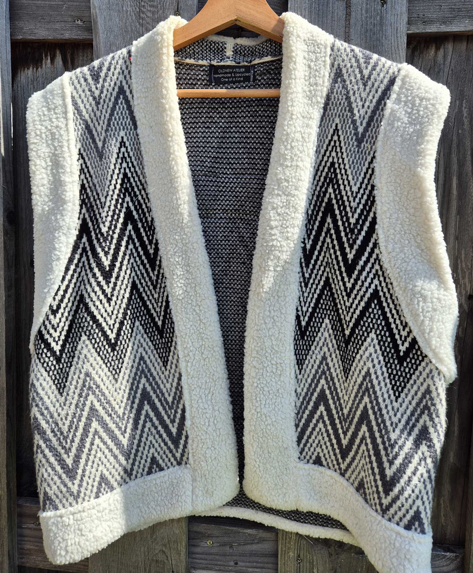 Boho gilet op hanger voorkant handgemaakt atelier