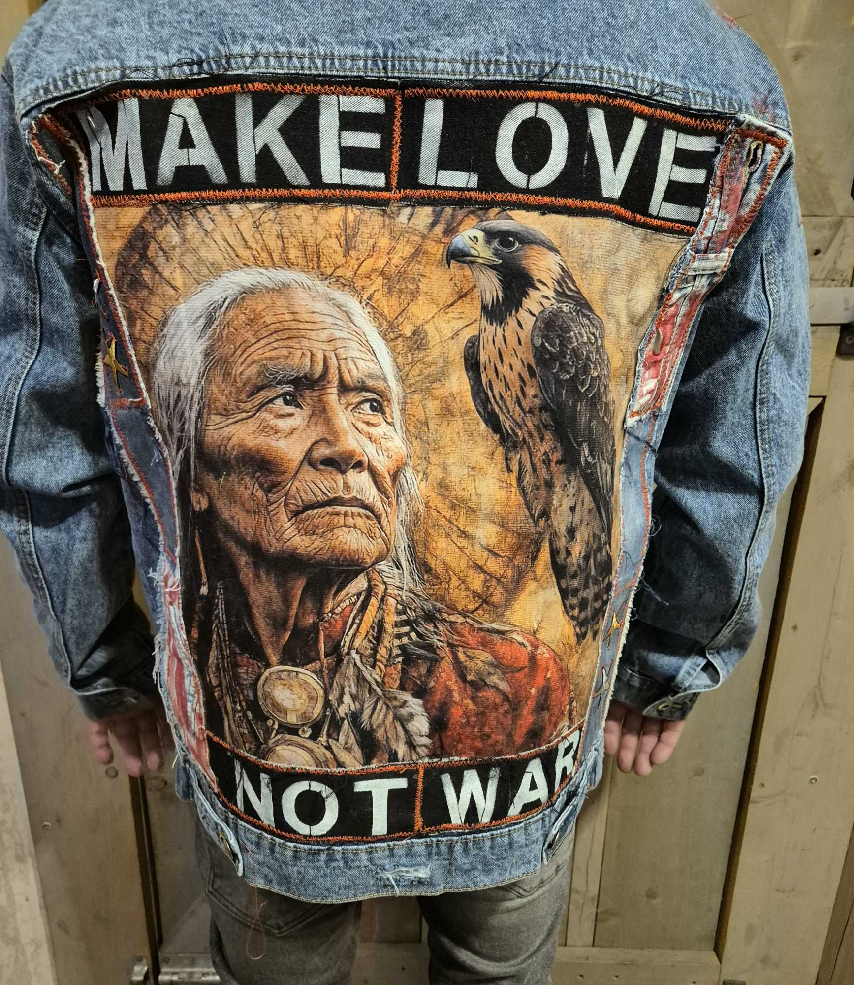 upcycled denim jacket gedragen achterkant make love not war festival stijl