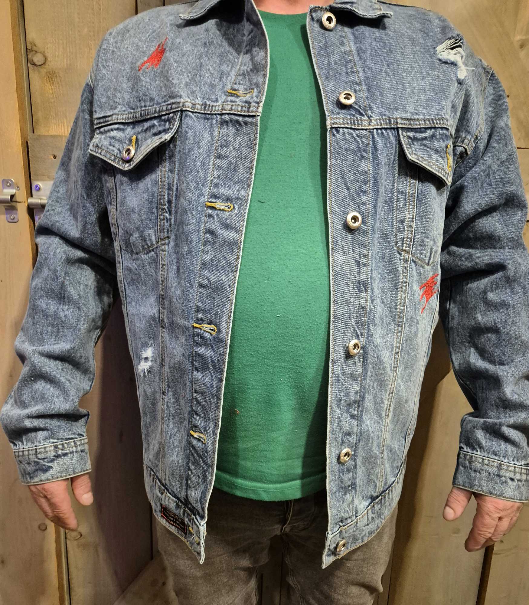 upcycled denim jacket voorkant gedragen maat L pasvorm