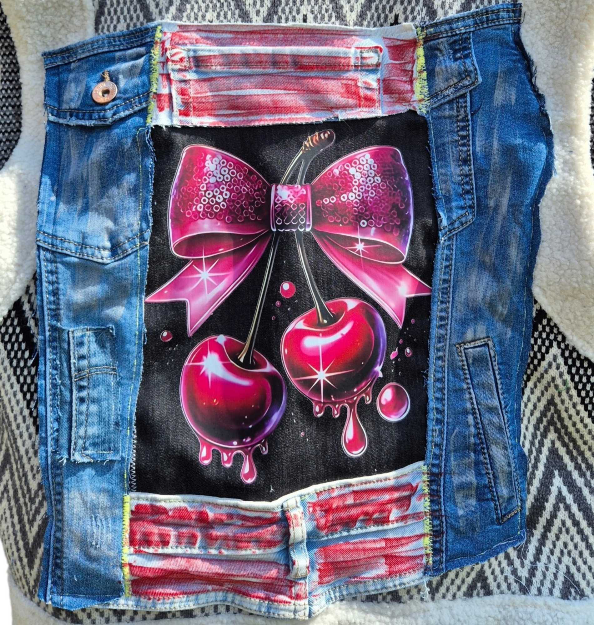 One of a kind vest met unieke cherry print achterkant