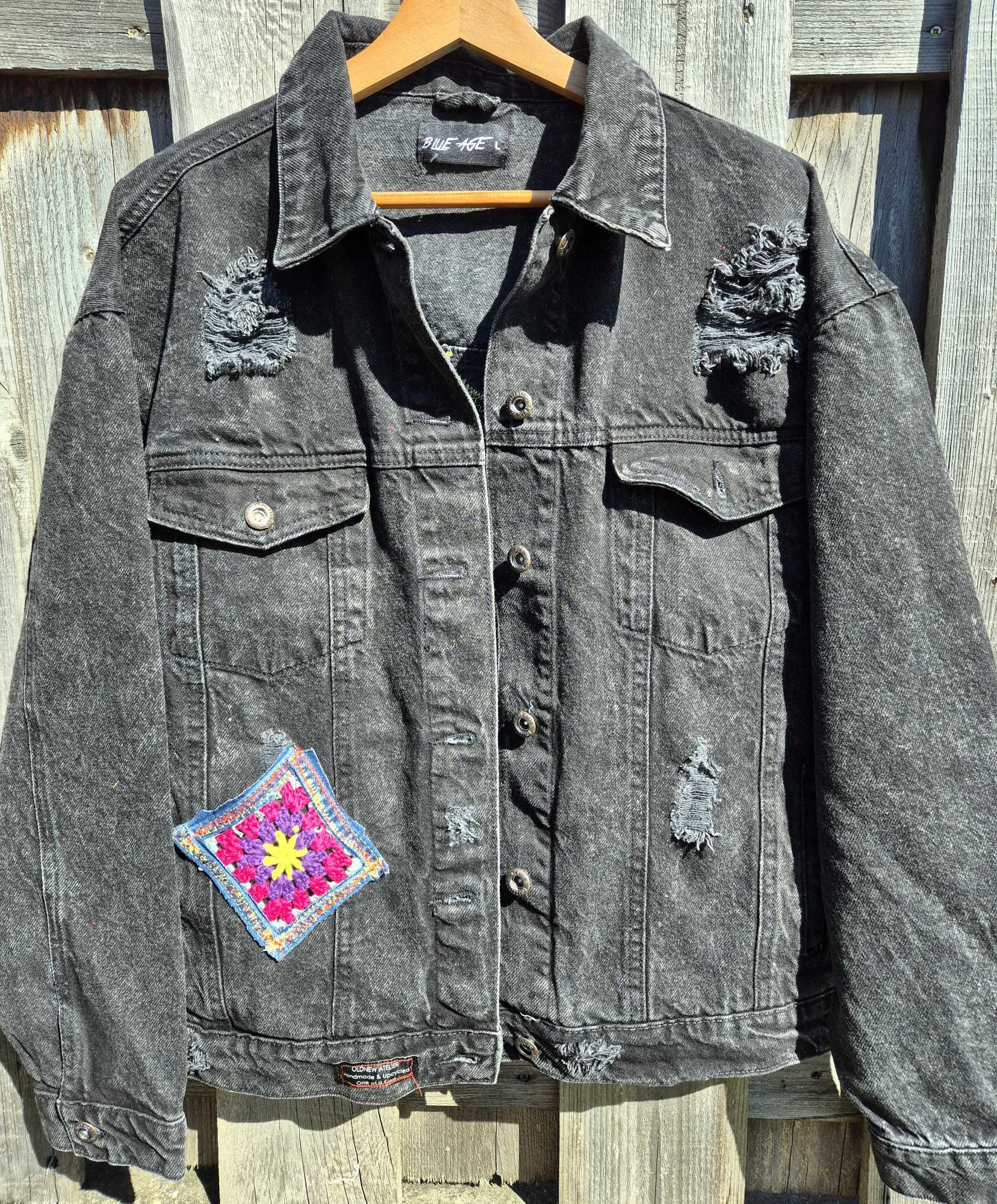 Voorkant van oversized upcycled denim jasje met subtiel crochet detail boho stijl