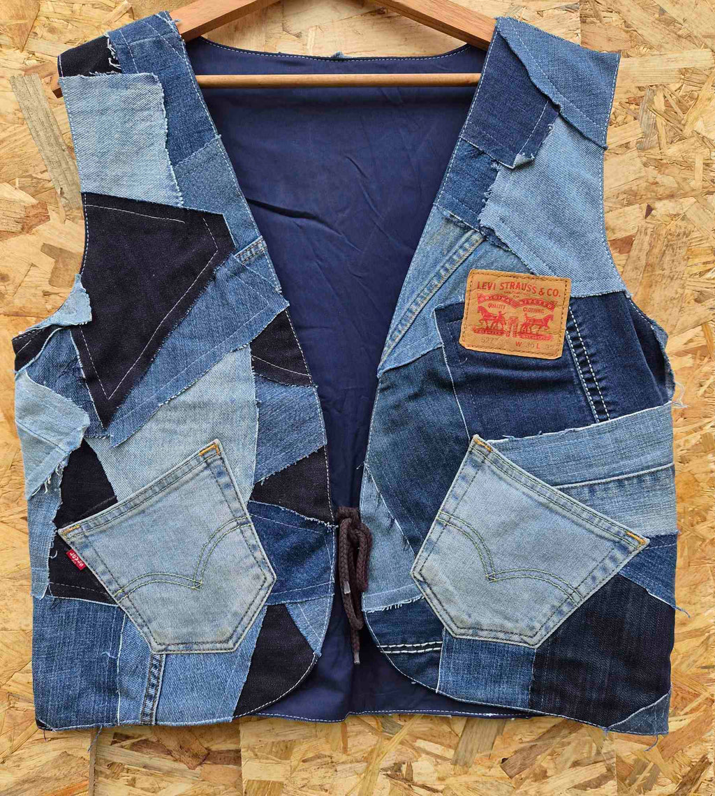 Voorkant van One of a Kind upcycled denim patchwork hesje van gerecyclede Levi's jeans met originele zakken.