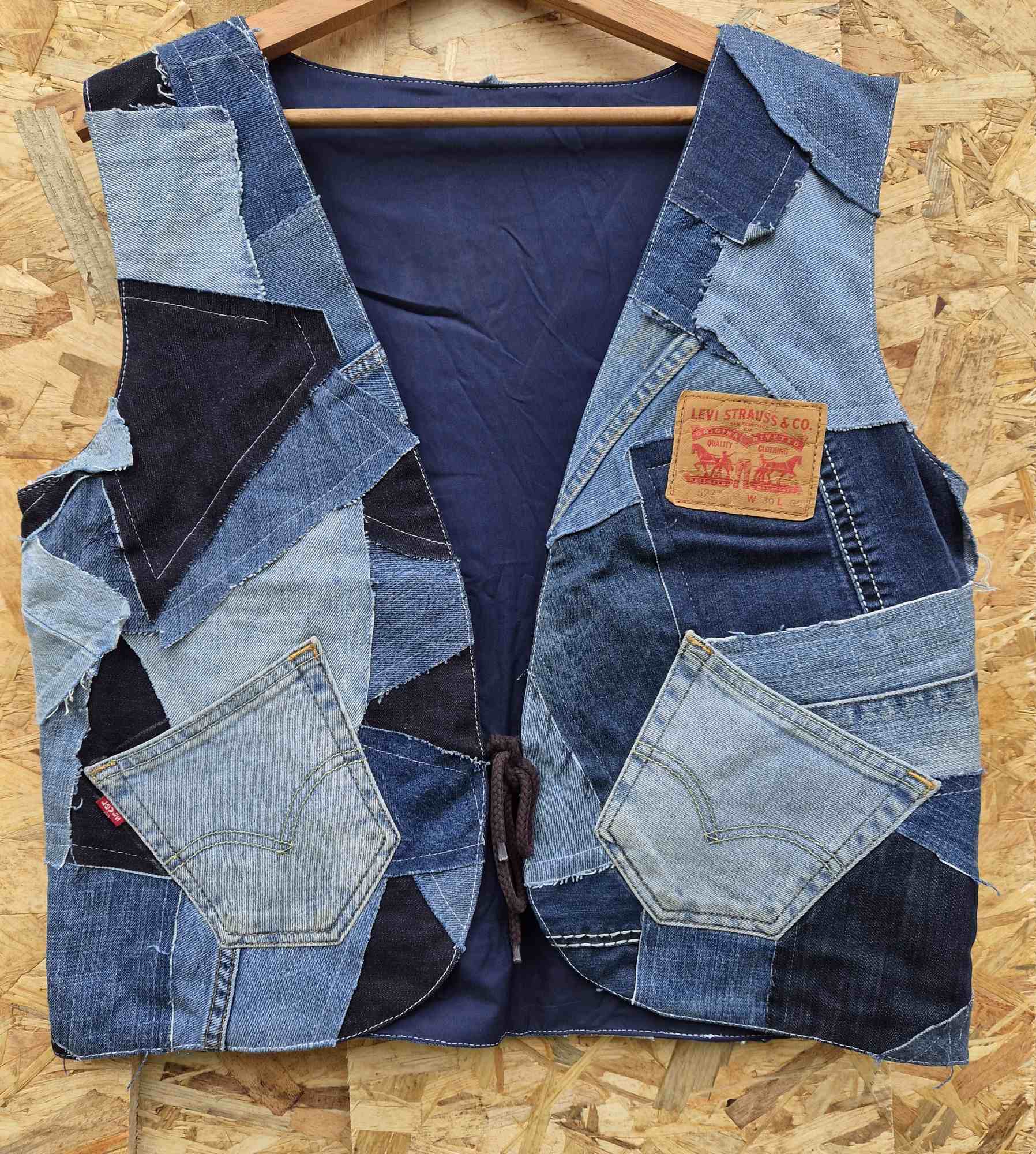Voorkant van One of a Kind upcycled denim patchwork hesje van gerecyclede Levi's jeans met originele zakken.