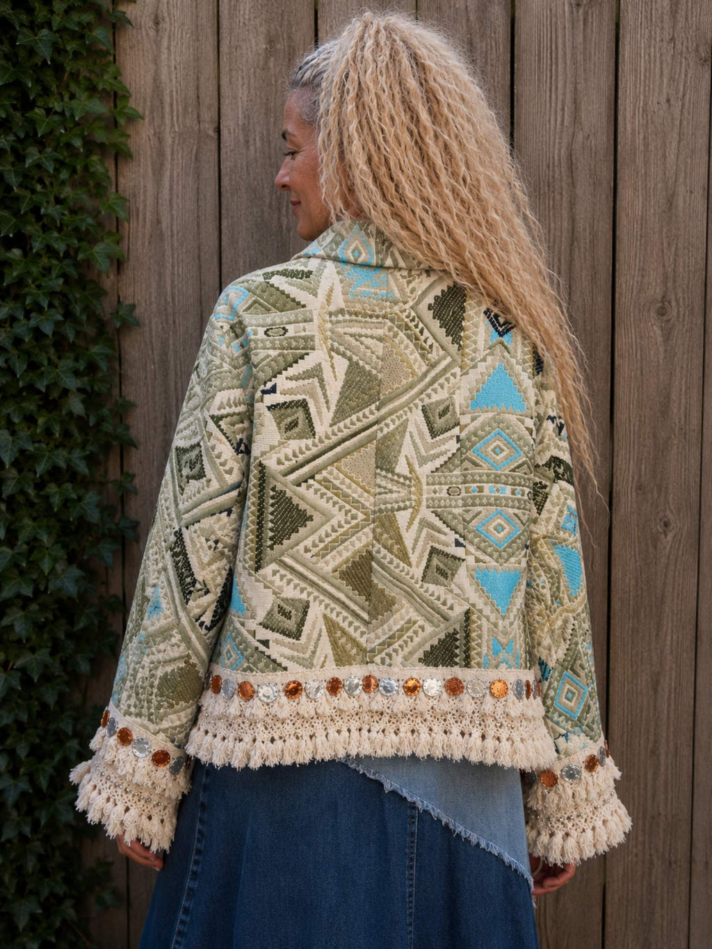 Achterkant van One of a Kind boho jasje met geweven patroon en handgemaakte afwerking.