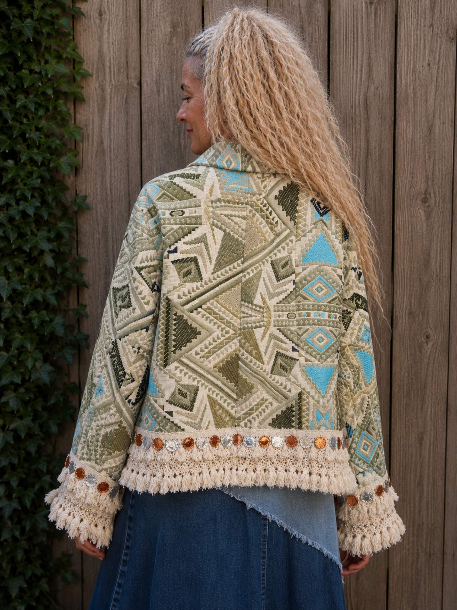 Achterkant van One of a Kind boho jasje met geweven patroon en handgemaakte afwerking.