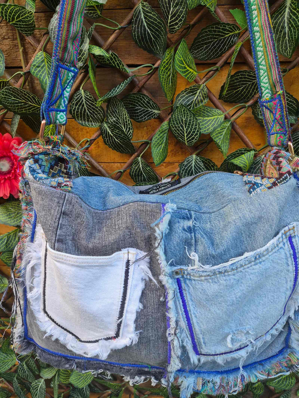 Close-up gerafelde jeanszakken en stiksels van upcycled tas