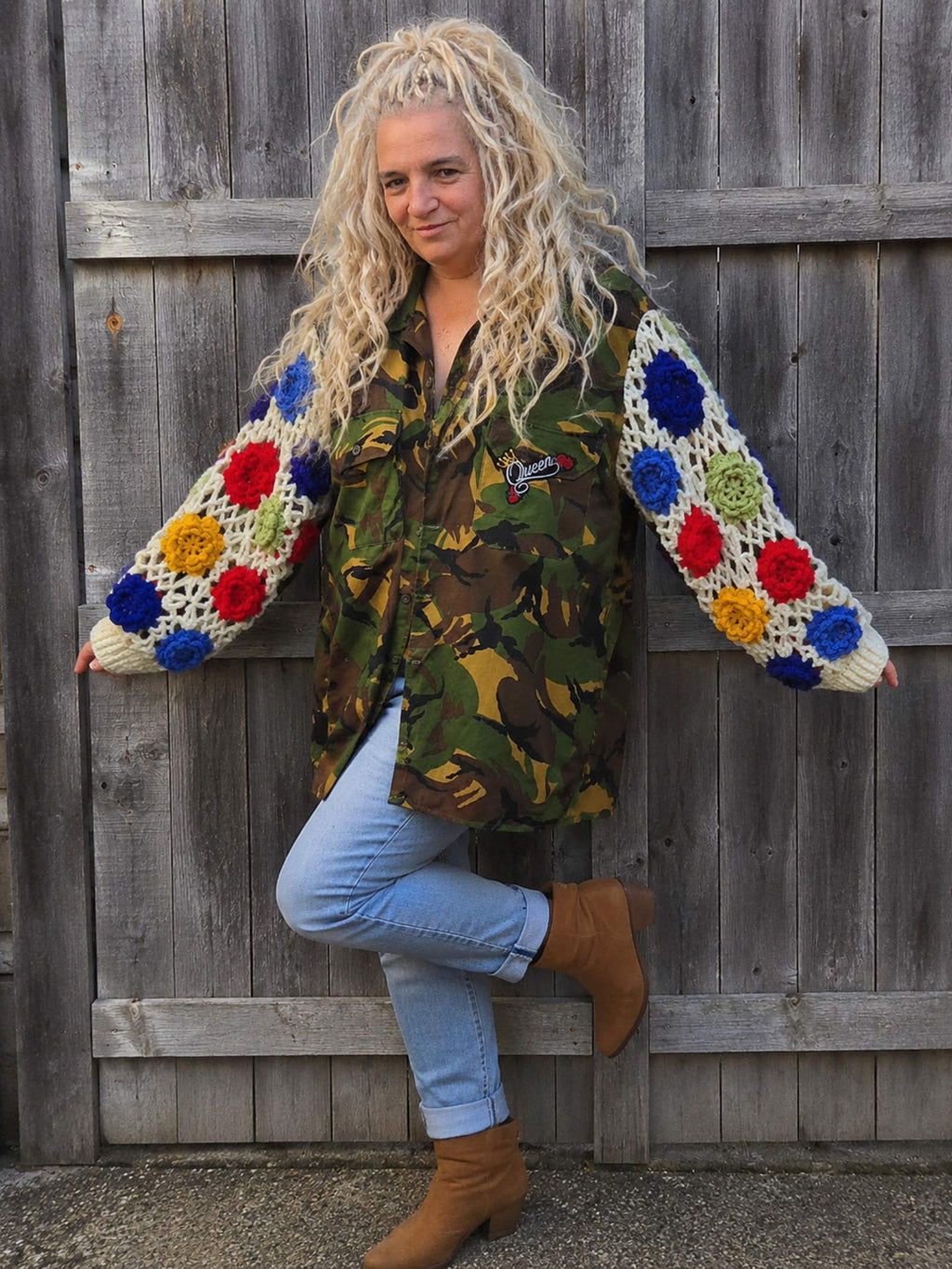 Upcycled camouflage jas met kleurrijke gehaakte bloemenmouwen, gedragen door model, voorkant, one of a kind boho jas.
