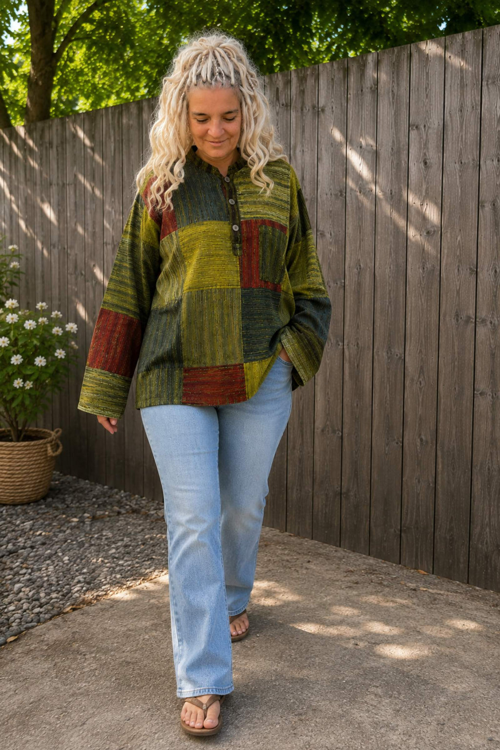 Earth Soul boho blouse gedragen tijdens het lopen met losse pasvorm
