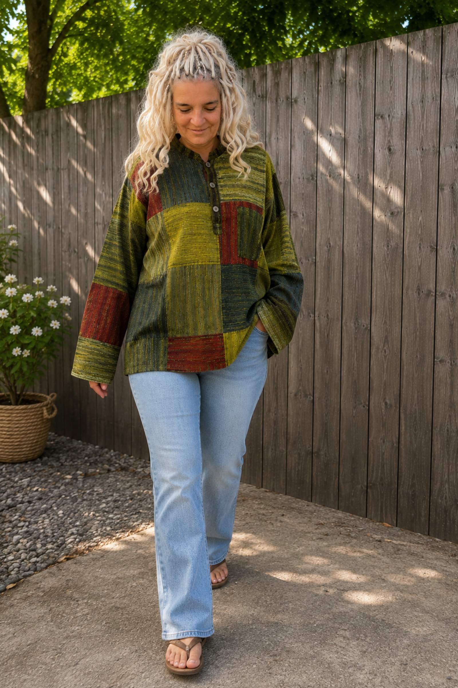 Earth Soul boho blouse gedragen tijdens het lopen met losse pasvorm