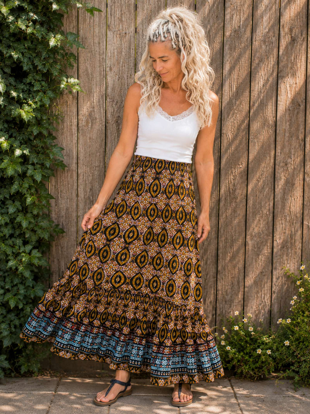 Boho jurk gedragen als lange rok gecombineerd met een wit topje.