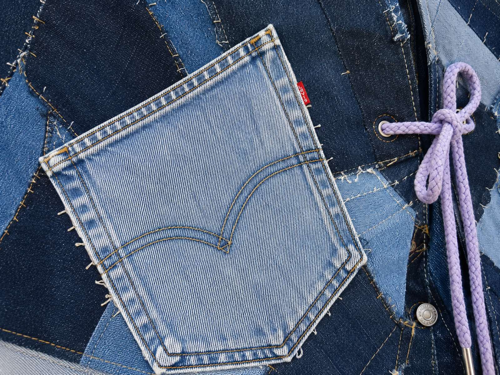 Detail van de linker originele Levi's jeanszak op het patchwork hesje.
