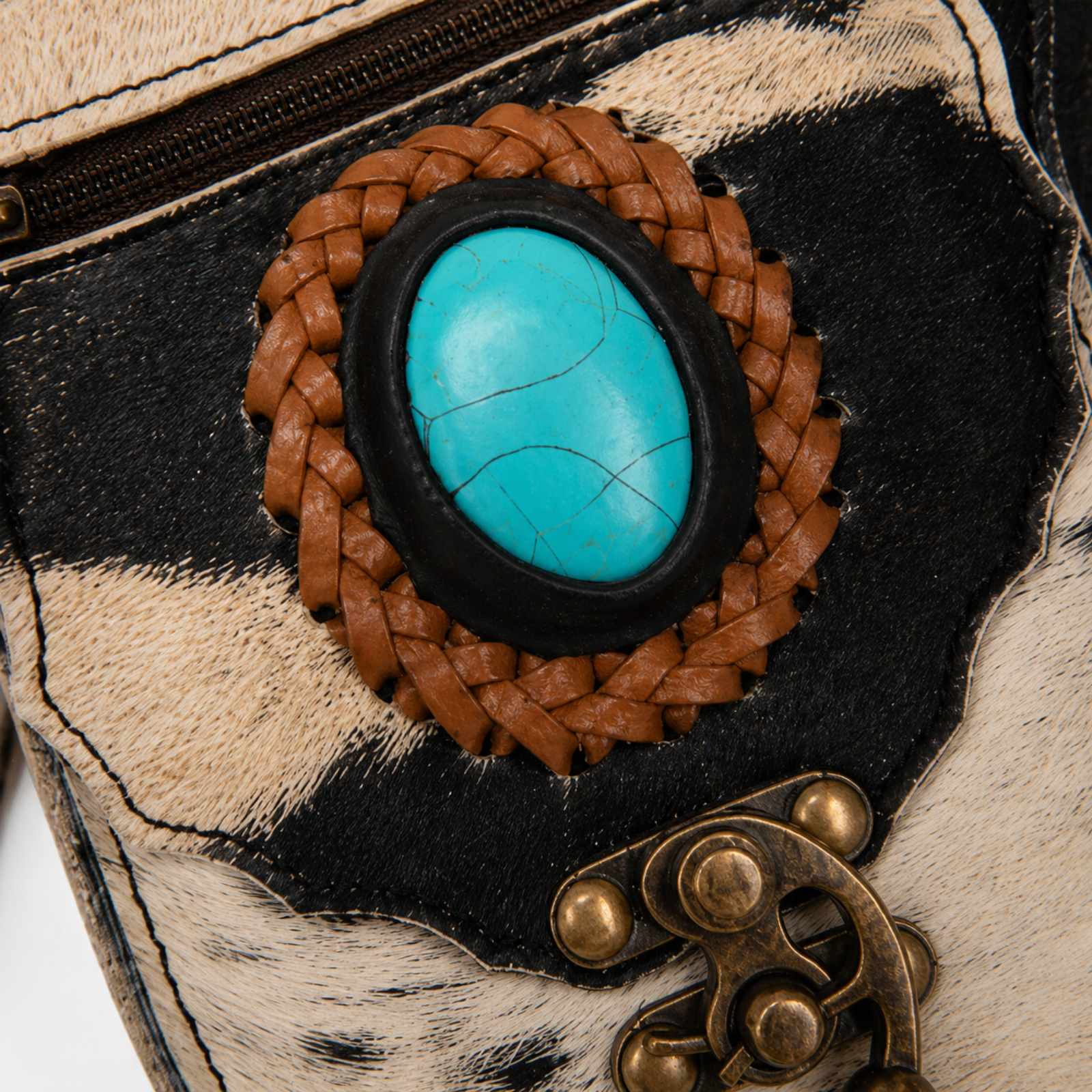 Detail turquoise steen gevlochten leer heuptas