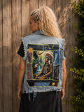 Detail van de achterkant van een One of a Kind handgemaakt denim hesje met Fly Wild patchwork, rafelranden en unieke boho details van Old New Atelier.
