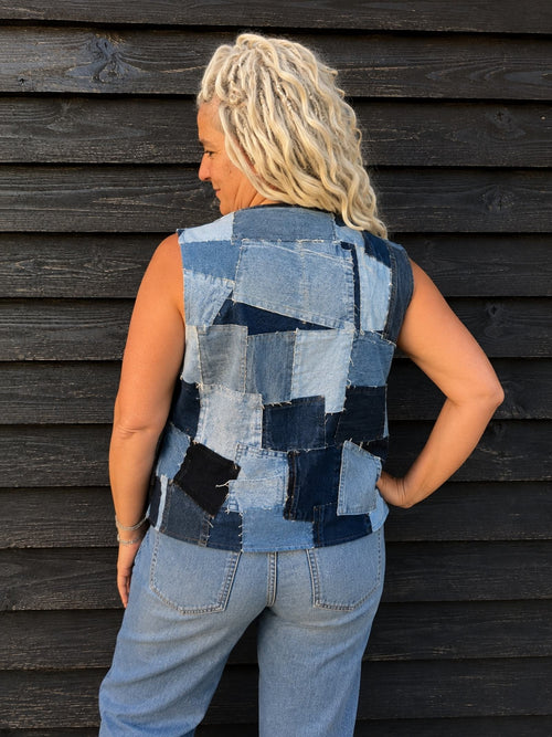 Achterkant van Blue Nomad Levi's patchwork hesje met uniek denim patchwork gedragen door model.