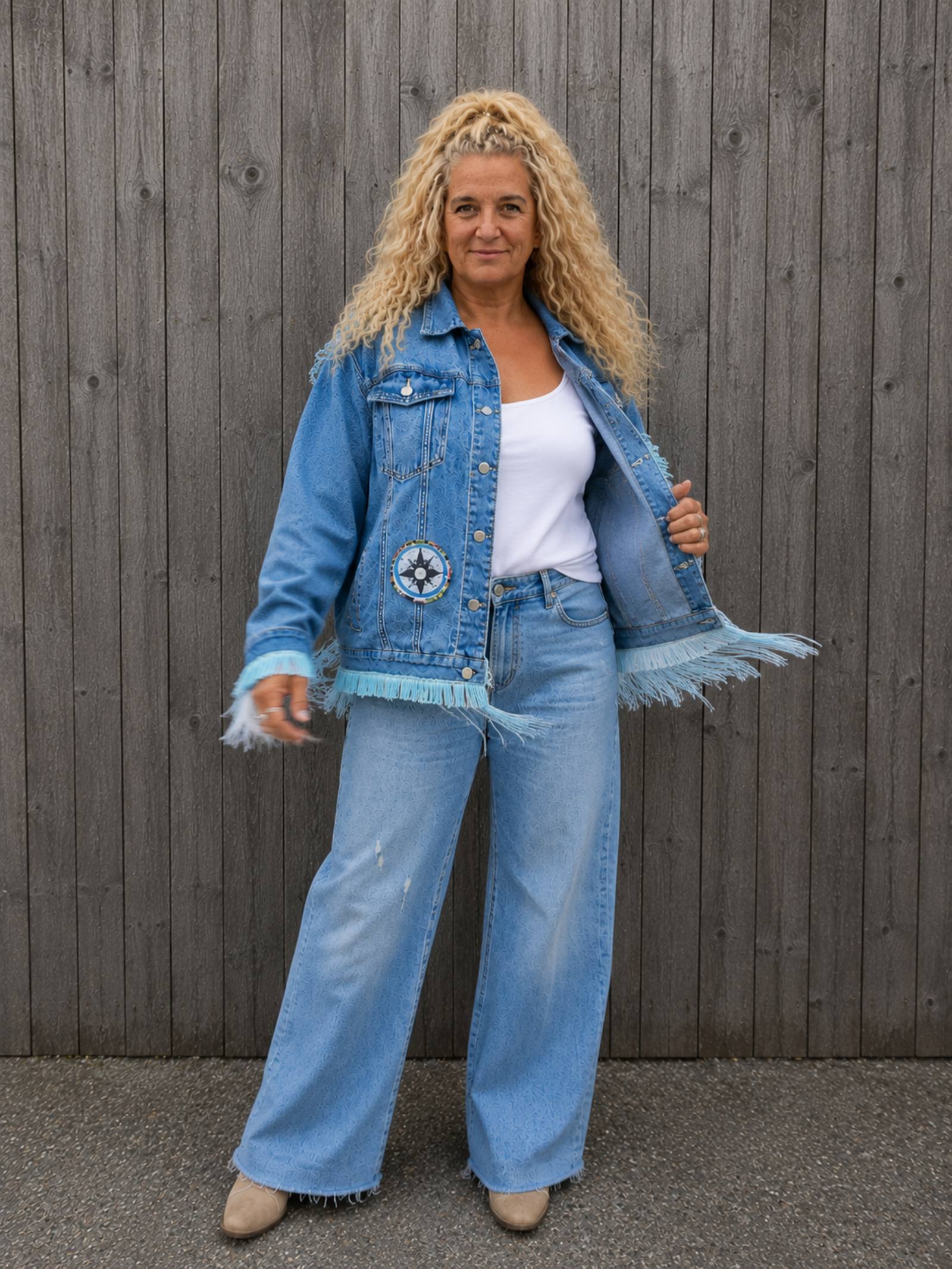 Open gedragen Moon Soul denim jasje met bewegende franjes – boho stijl Old New Atelier