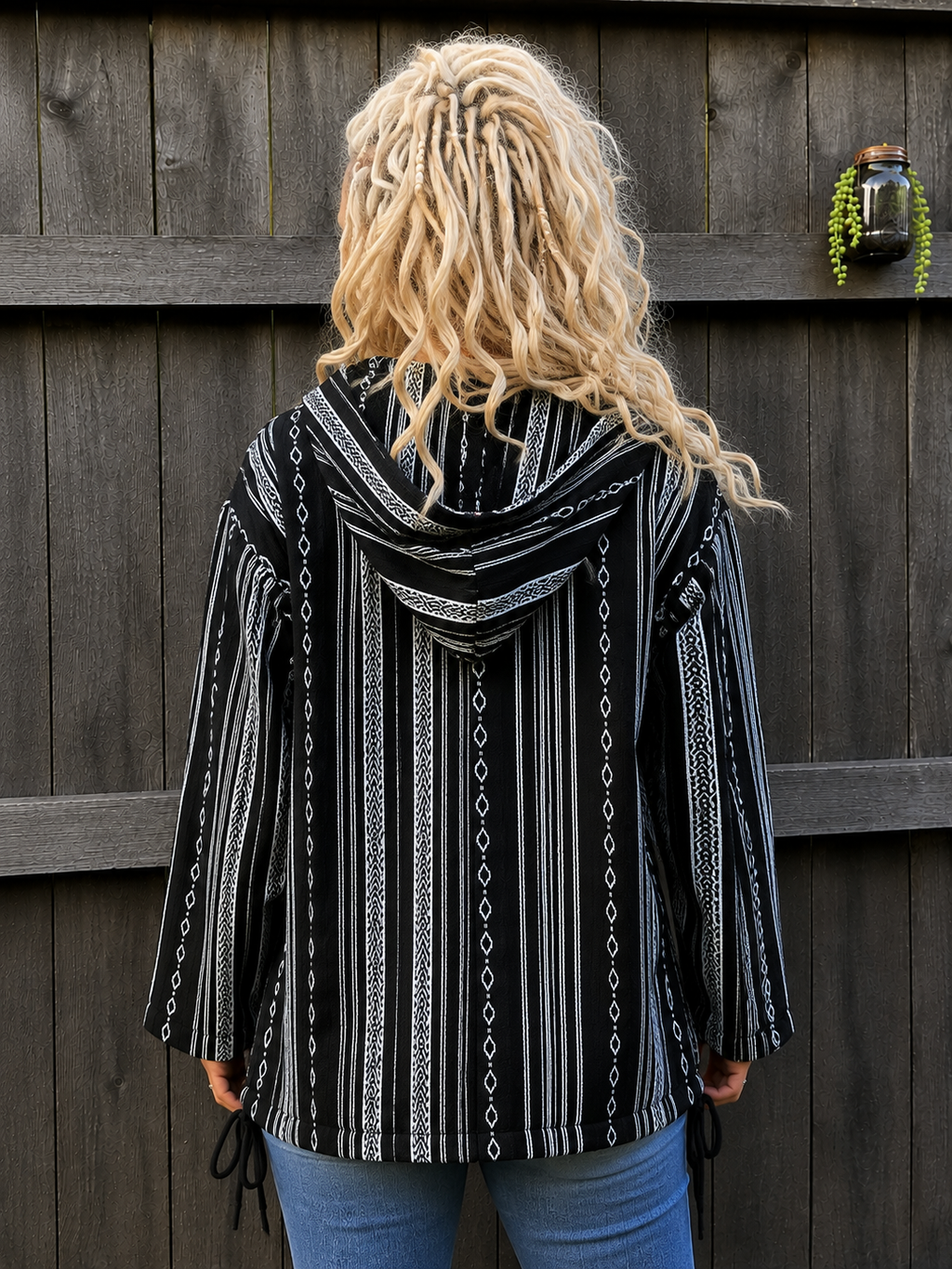 Achterkant zwart witte boho hoodie met capuchon en geweven streeppatroon