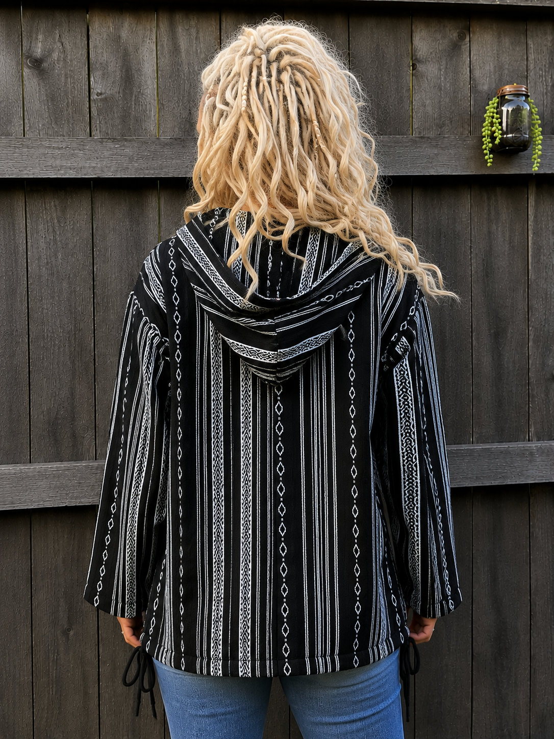 Achterkant zwart witte boho hoodie met capuchon en geweven streeppatroon