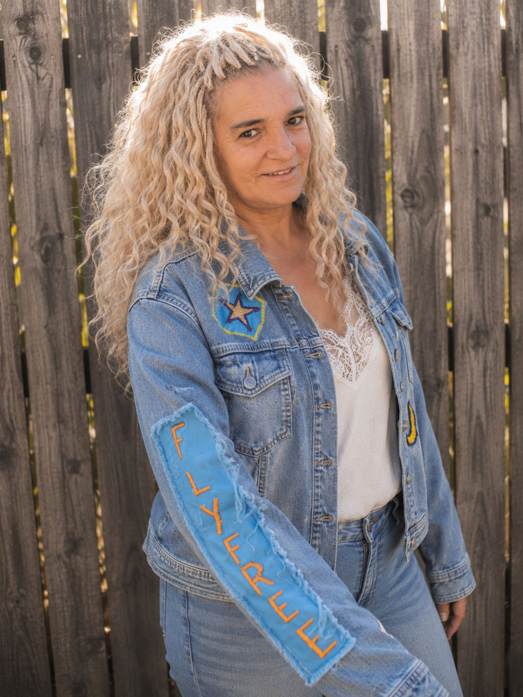 Detail van een handgemaakt upcycled denim jasje met Fly Free patch op de mouw van Old New Atelier.