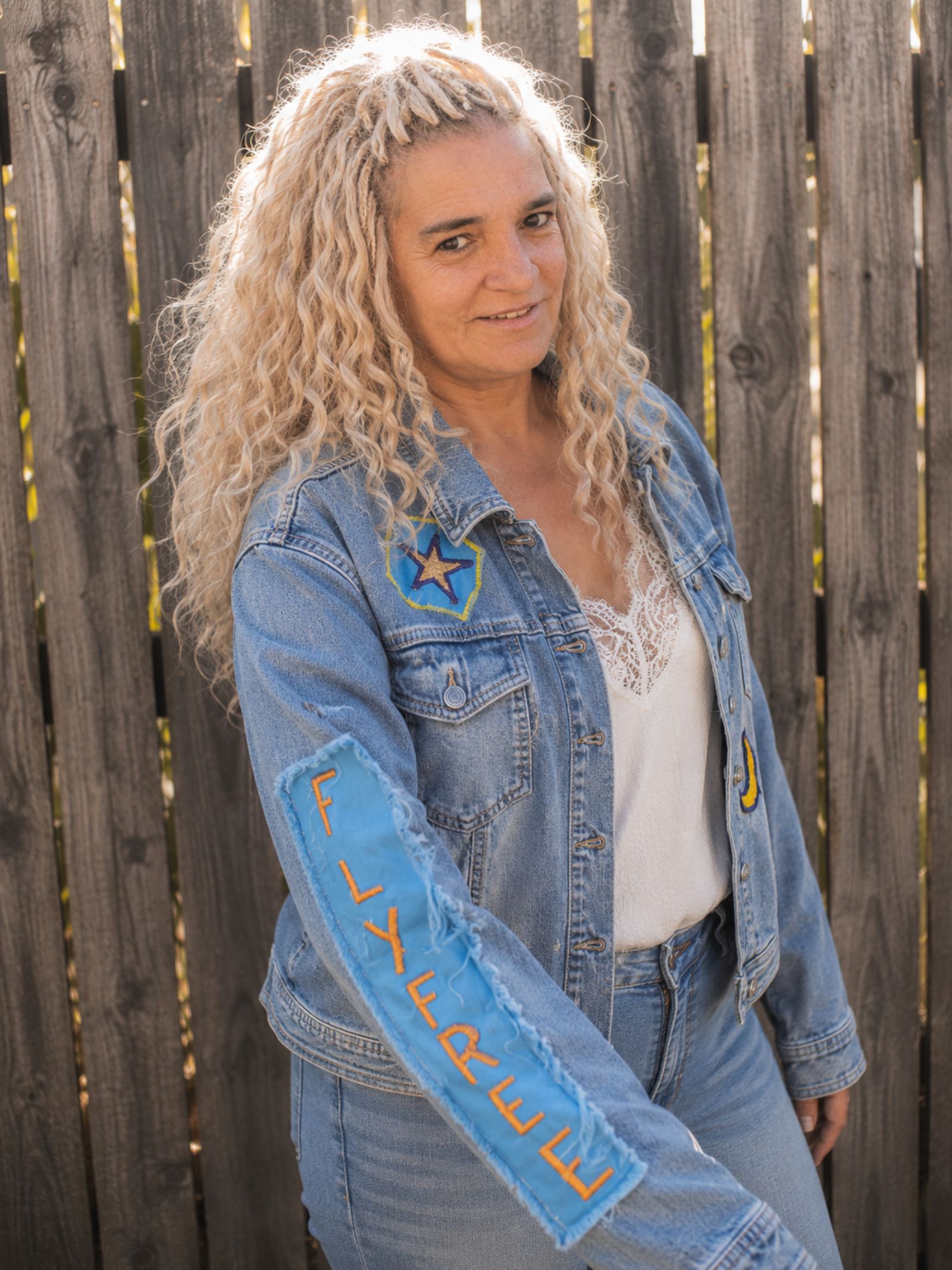 Detail van een handgemaakt upcycled denim jasje met Fly Free patch op de mouw van Old New Atelier.