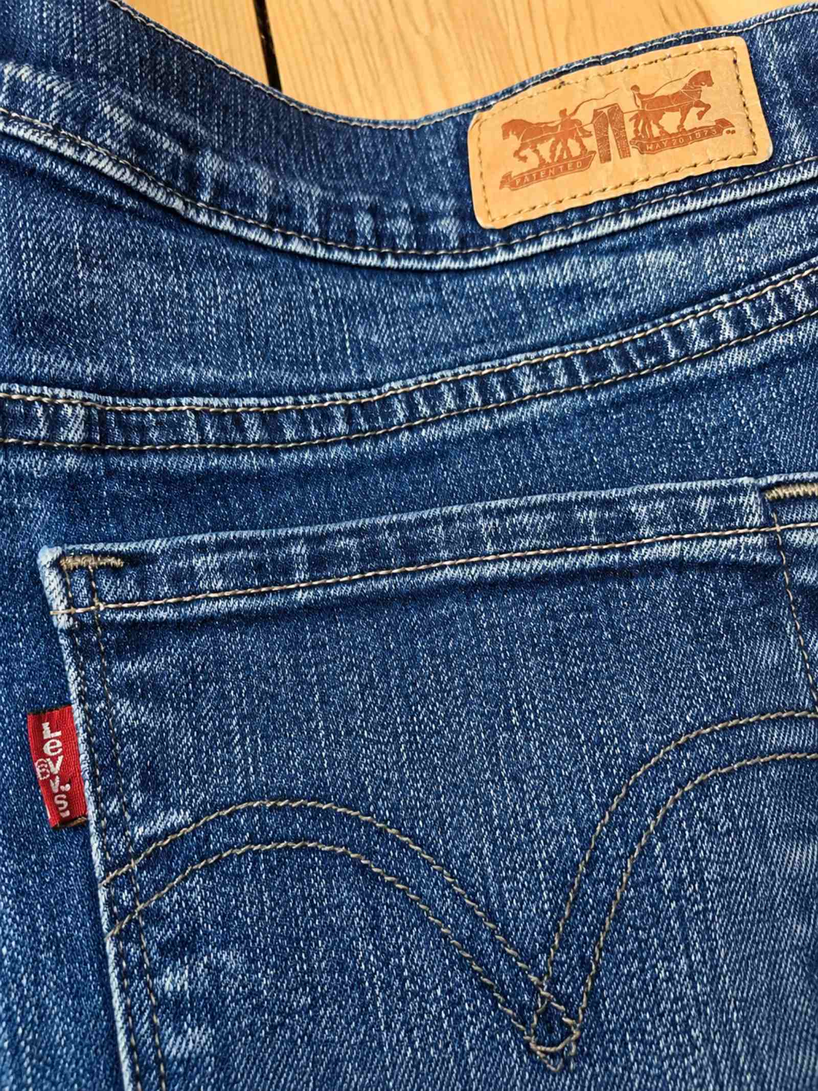 Detail van originele Levi's labels en achterzak op de upcycled denim rok
