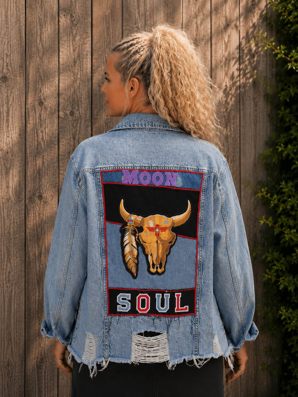 Achterkant van One of a Kind Moon Soul upcycled spijkerjasje met grote Moon Soul patch, gedragen door model van Old New Atelier.
