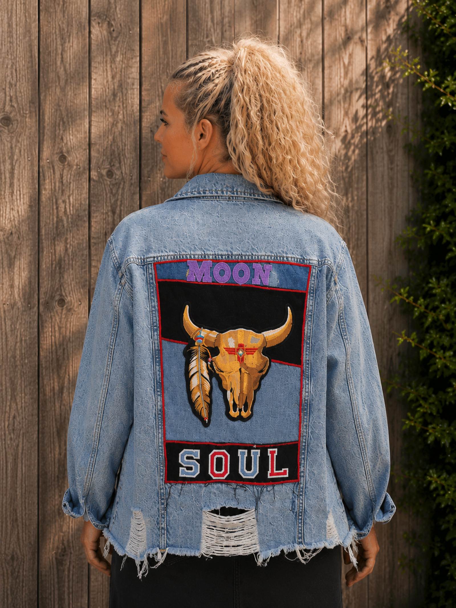 Achterkant van One of a Kind Moon Soul upcycled spijkerjasje met grote Moon Soul patch, gedragen door model van Old New Atelier.