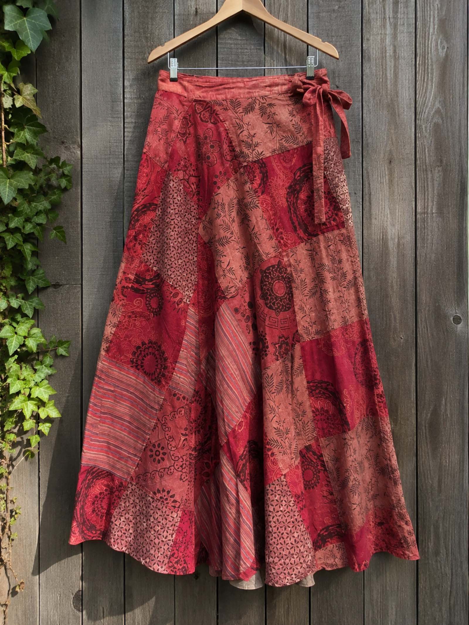Boho wrap rok rood van dik 100% katoen met patchwork print op hanger.