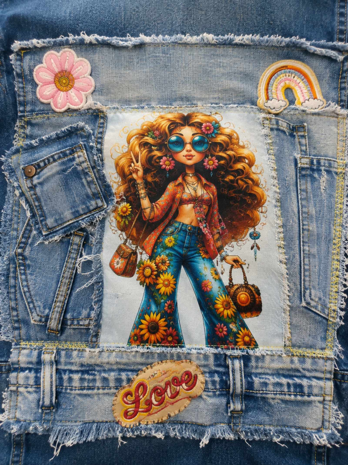 Detail van kleurrijk hippie meisje kunstwerk op upcycled denim jasje